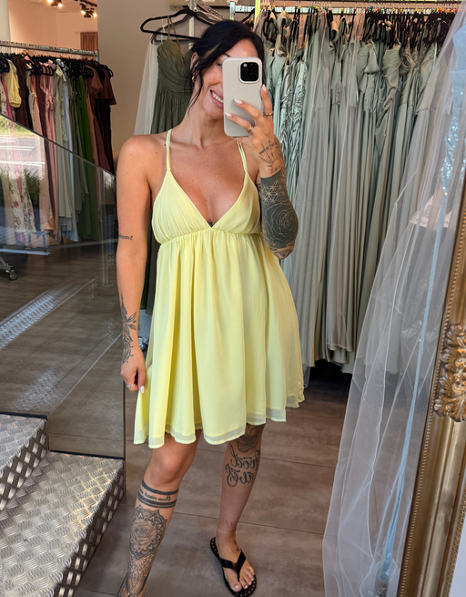 fließendes minikleid mit offenem rücken | buttergelb