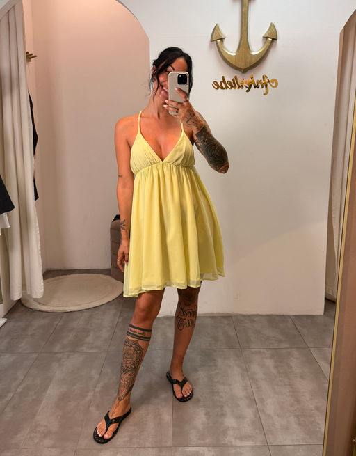 fließendes minikleid mit offenem rücken | buttergelb