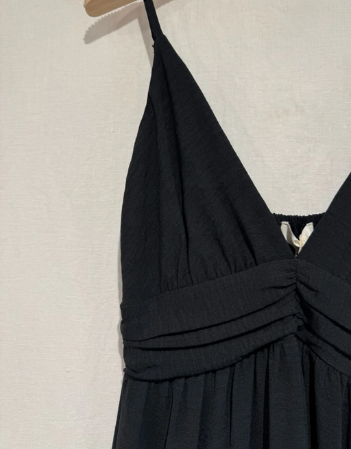 fließendes Maxikleid mit Taillenraffung und Beinschlitz | schwarz