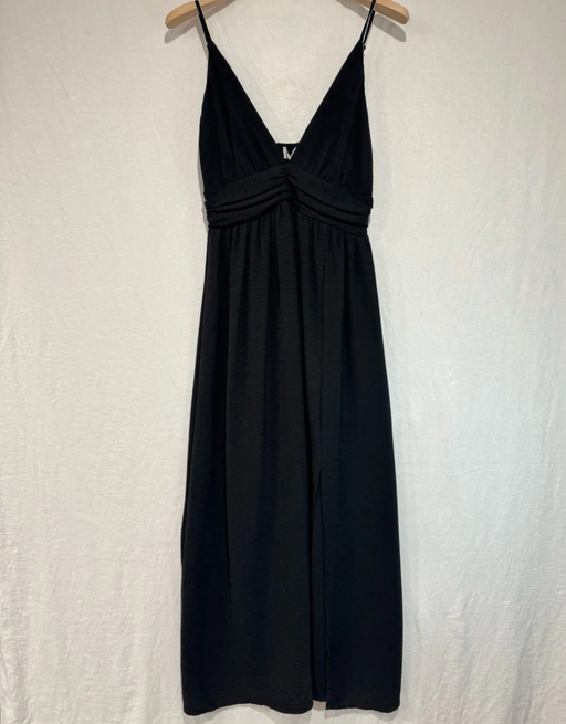 fließendes Maxikleid mit Taillenraffung und Beinschlitz | schwarz