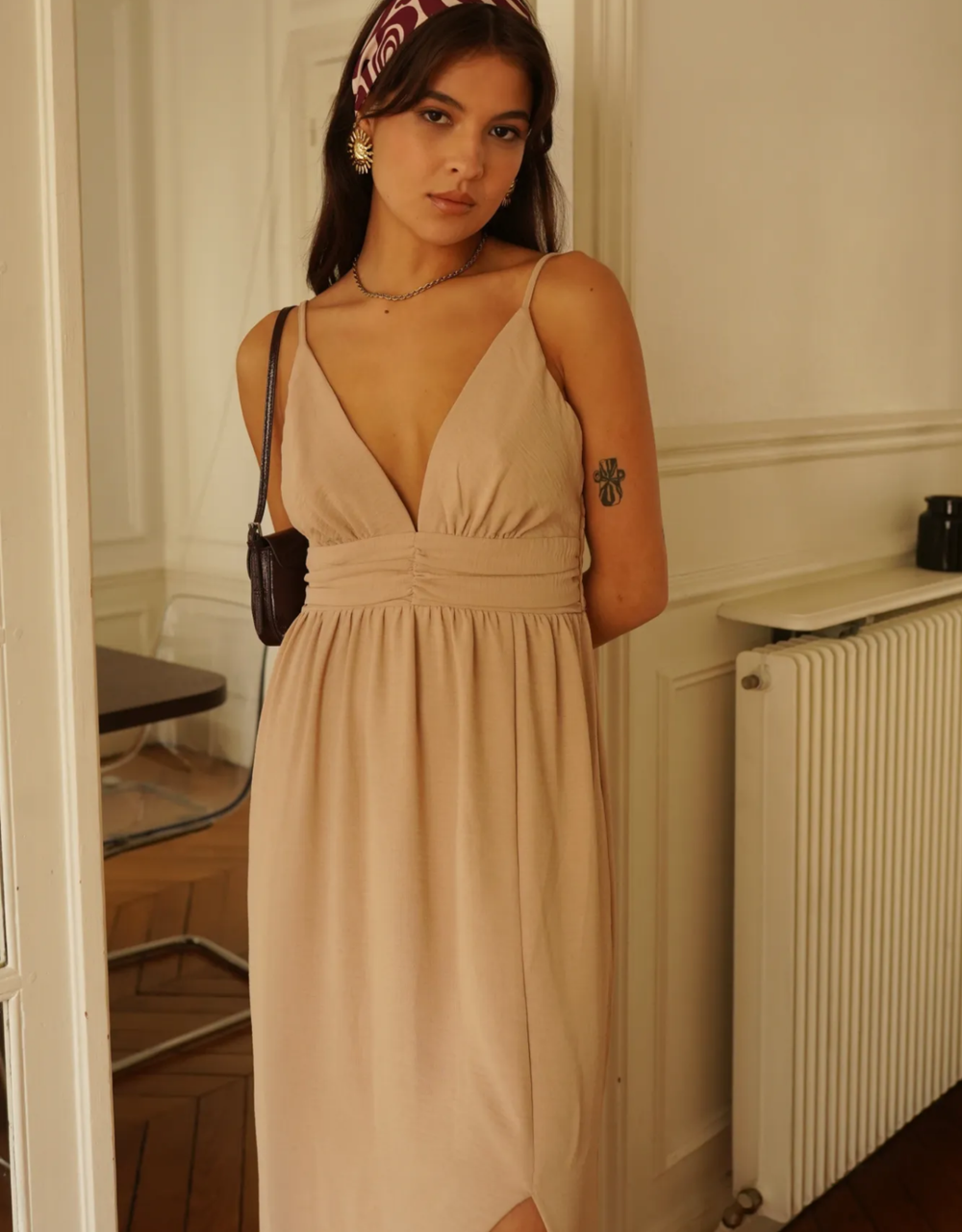fließendes Maxikleid mit Taillenraffung und Beinschlitz | sandbeige