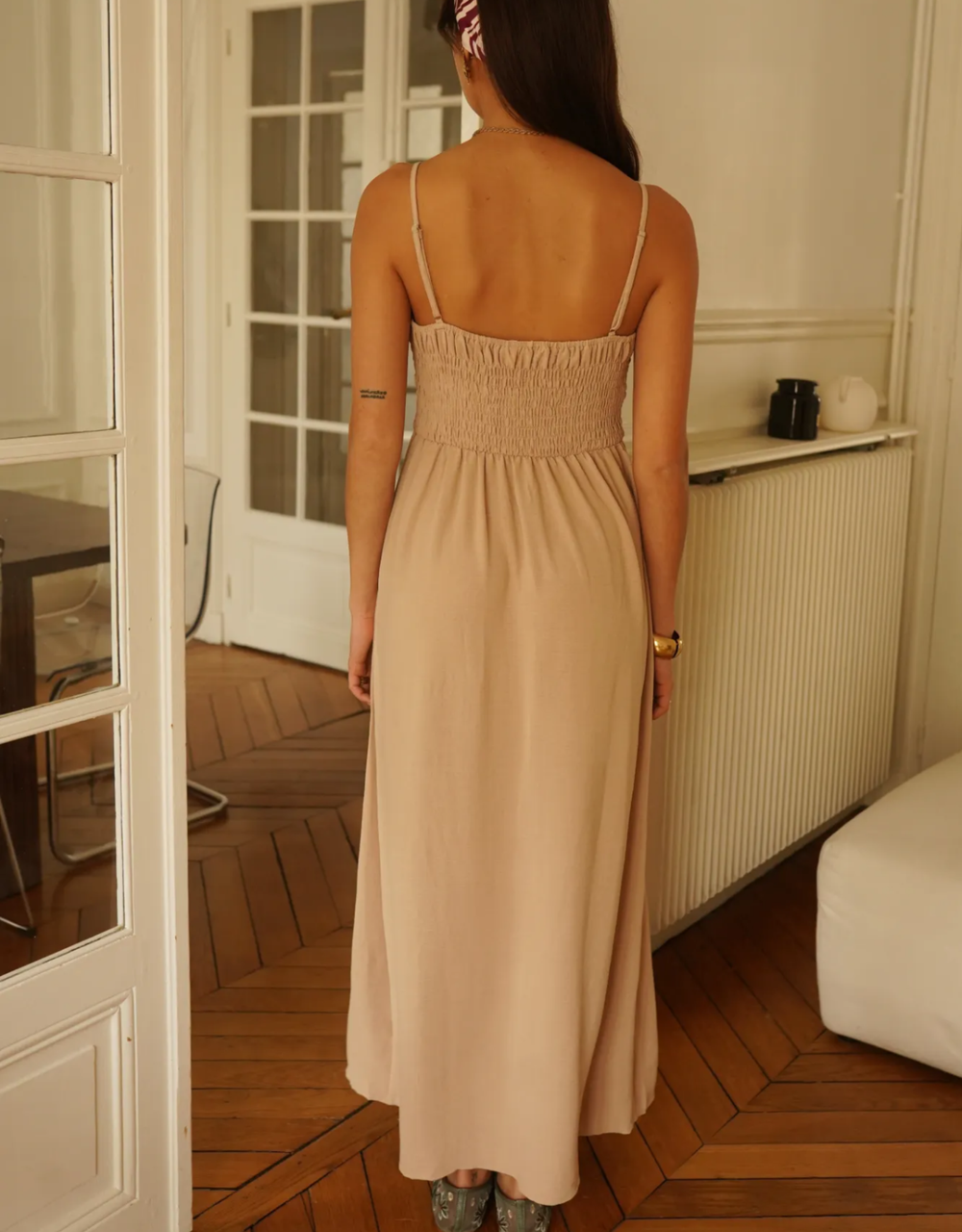 fließendes Maxikleid mit Taillenraffung und Beinschlitz | sandbeige
