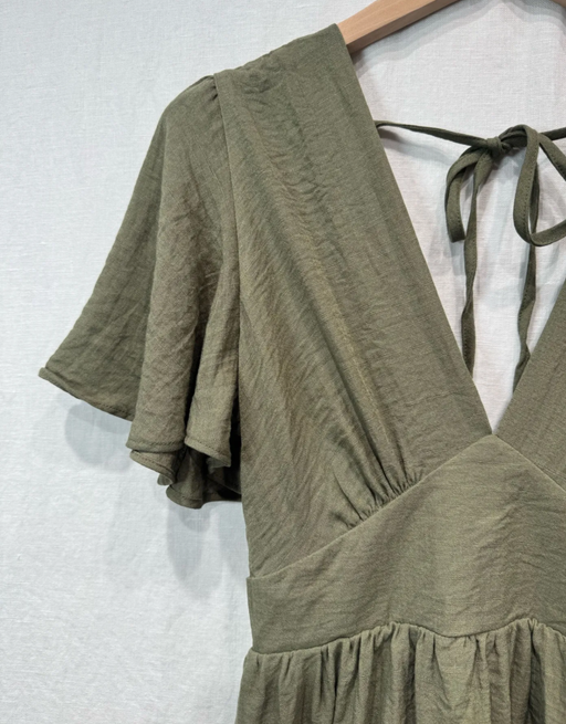 luftiges Sommerkleid mit V-Ausschnitt und Rückenausschnitt | khaki