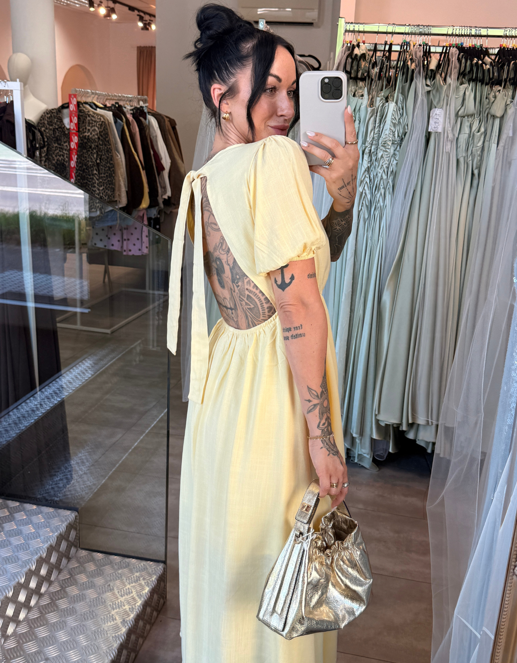 luftiges Maxikleid mit offenem Rücken | buttergelb