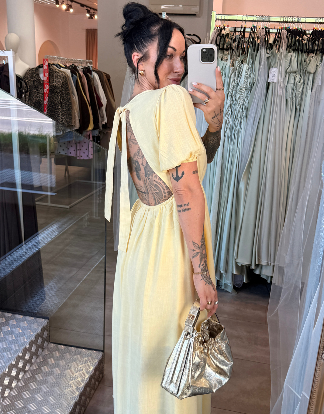 luftiges Maxikleid mit offenem Rücken | buttergelb