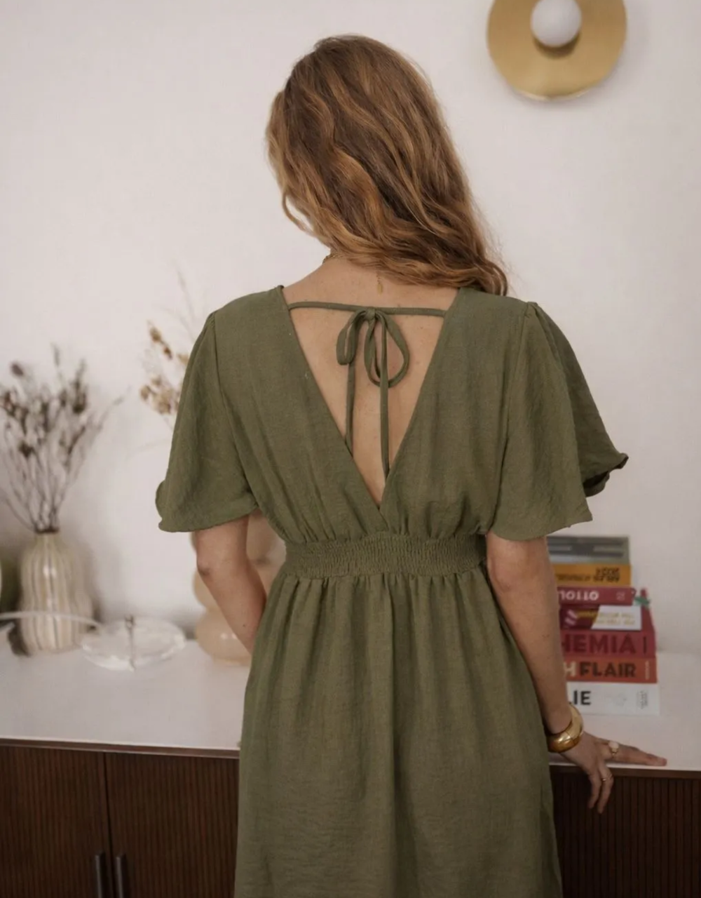 luftiges Sommerkleid mit V-Ausschnitt und Rückenausschnitt | khaki