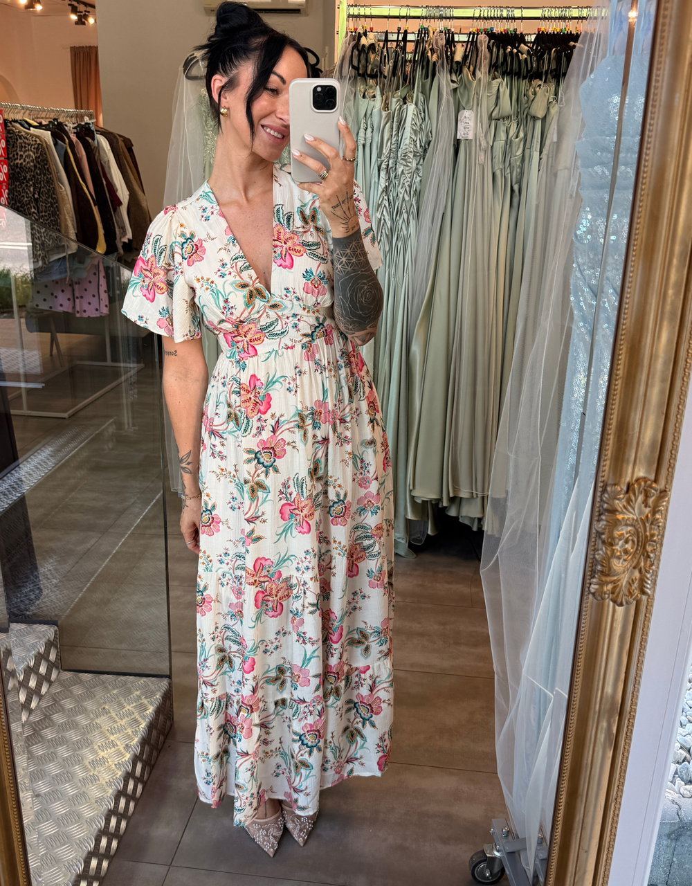 fließendes Maxikleid mit Blumenprint und Volantrock | cremeweiß