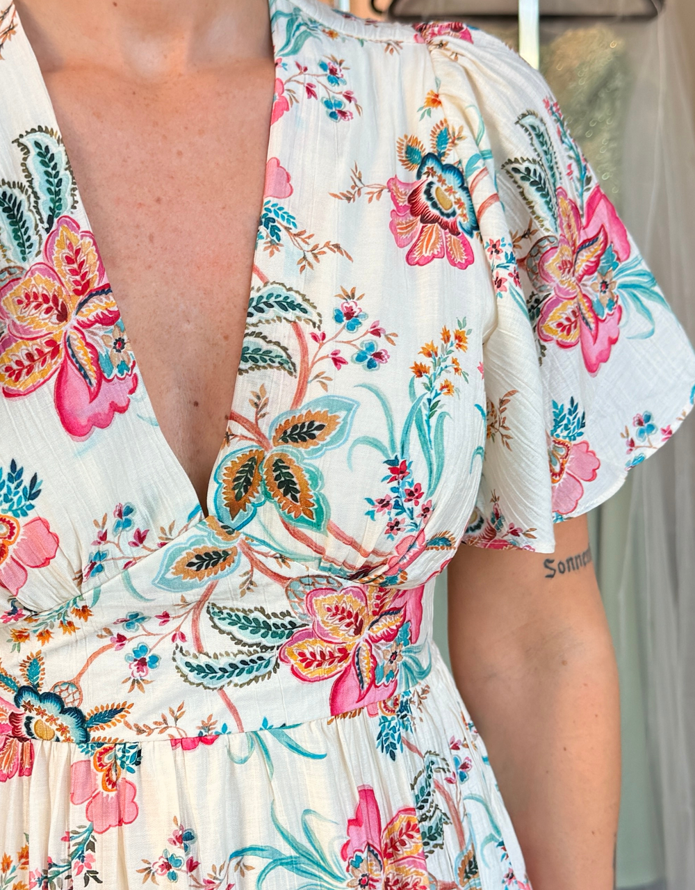 fließendes Maxikleid mit Blumenprint und Volantrock | cremeweiß