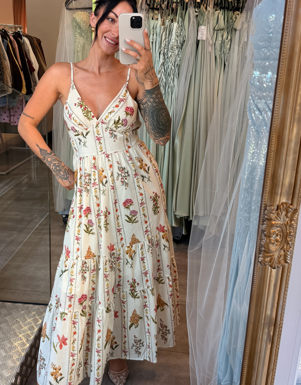 geblümtes Maxikleid mit Volants und Spaghettiträgern | cremeweiß