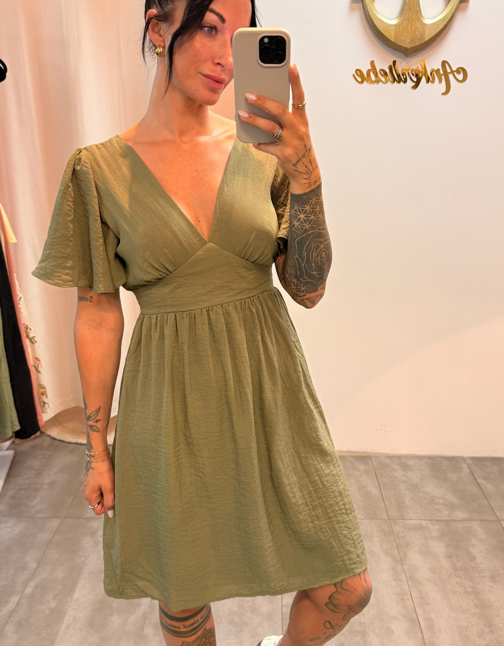 luftiges Sommerkleid mit V-Ausschnitt und Rückenausschnitt | khaki