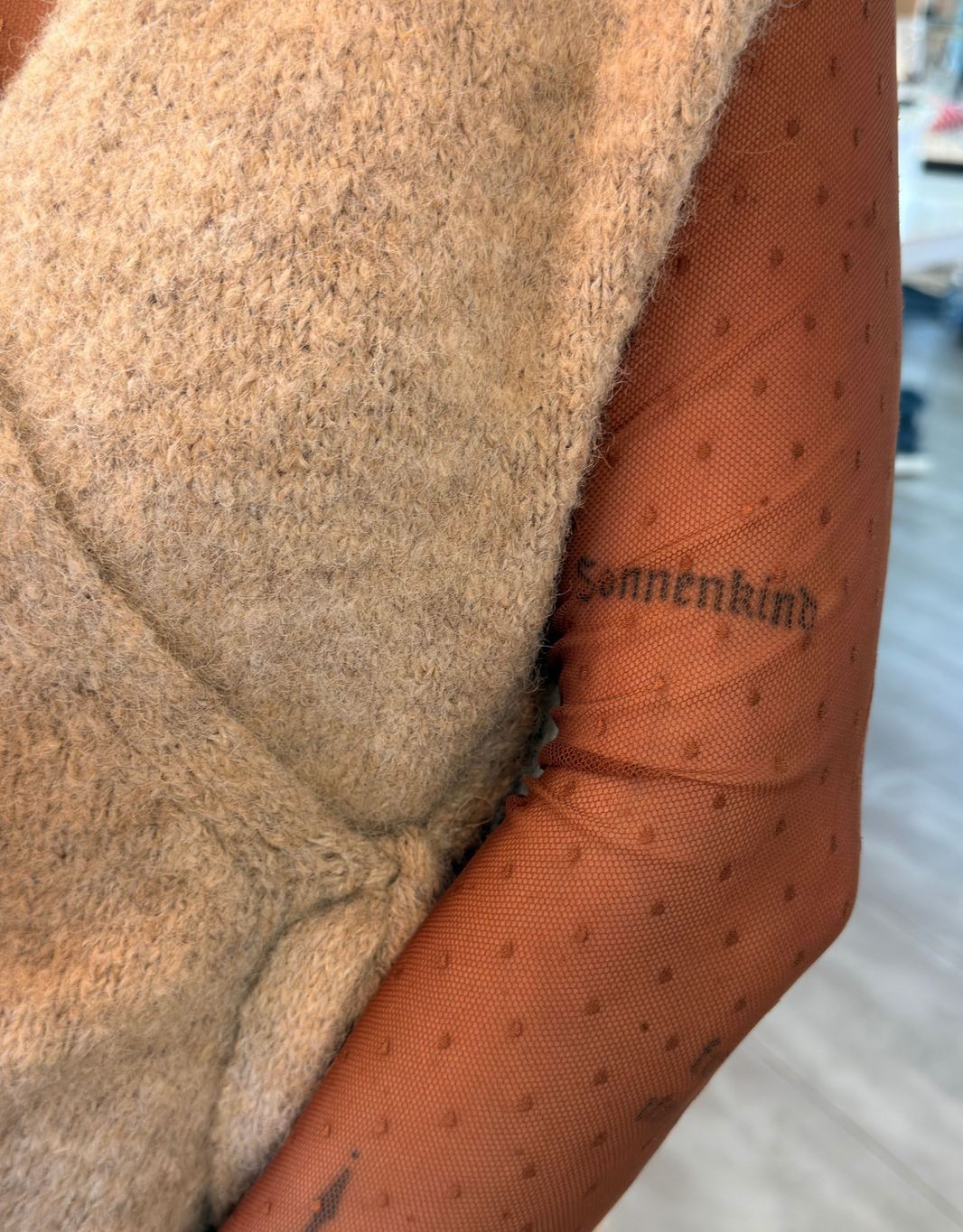 image mesh-top langarm mit high neck | braun gepunktet