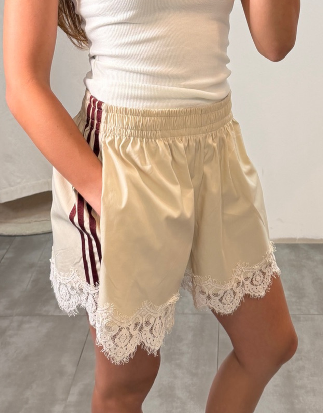 trackpant mit spitzenabschluss | creme