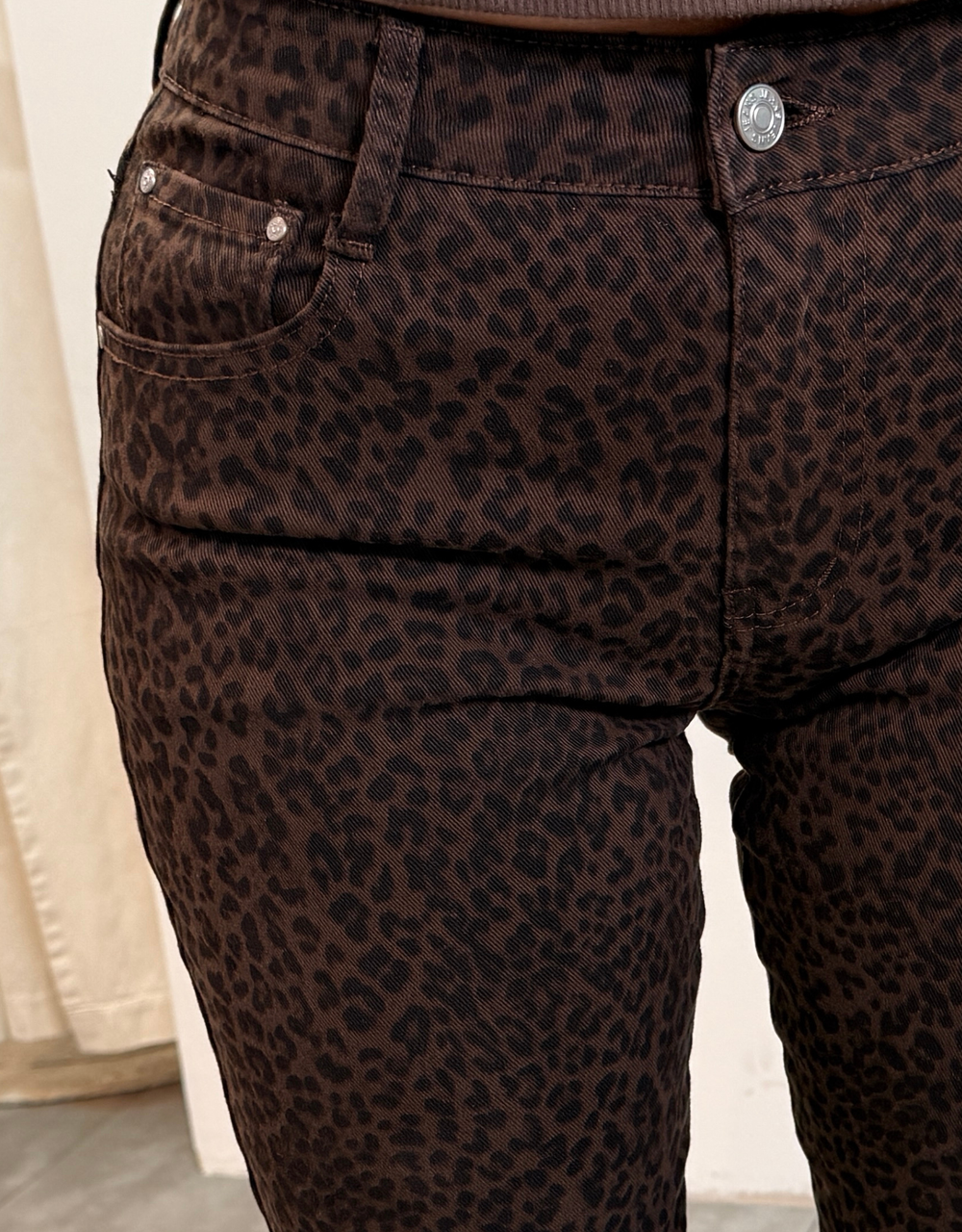 leo mom jean soft denim | chocolate