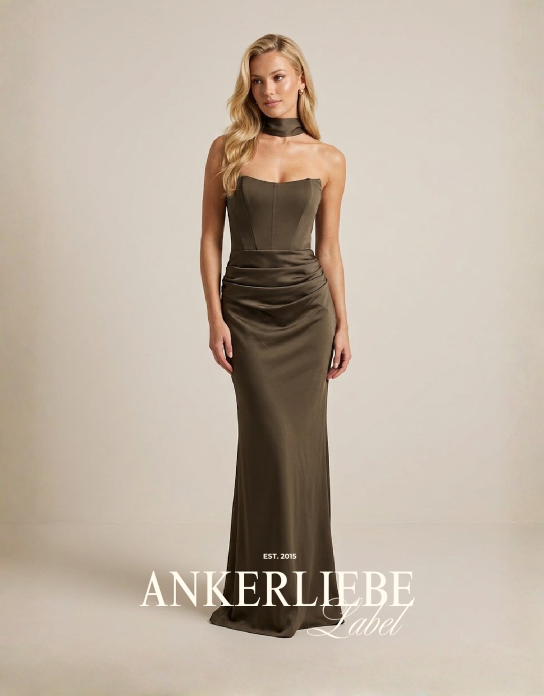 trägerloses abendkleid mit geraffter taille und schal-detail | choco