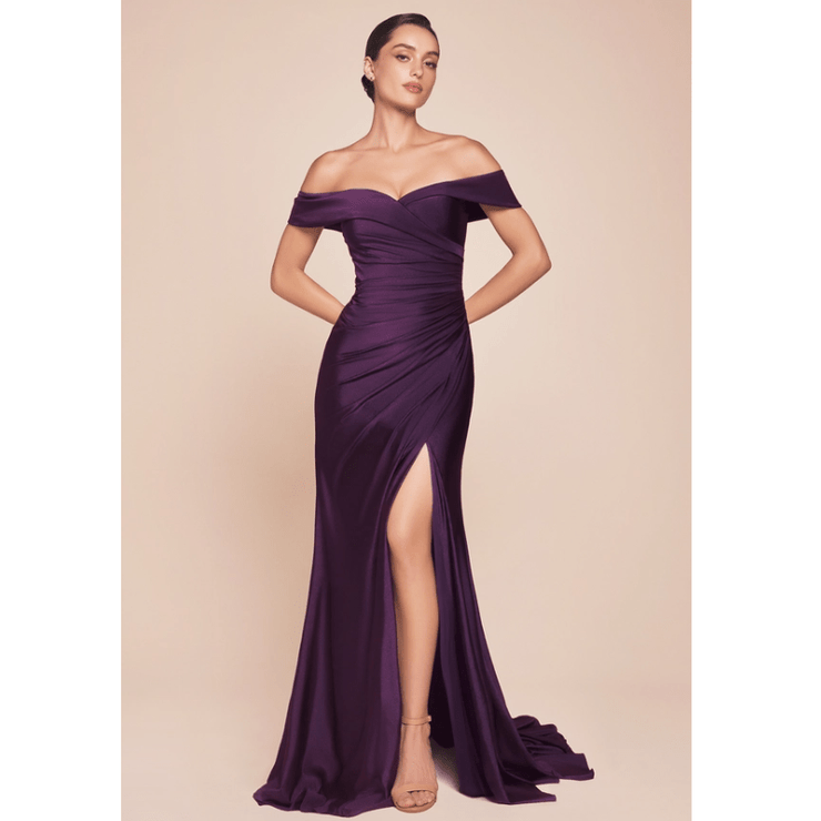 Model in einem dunkelvioletten Off-Shoulder Kleid mit Beinschlitz – Vorderansicht.