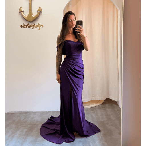 Model in einem dunkelvioletten Off-Shoulder Kleid mit Beinschlitz – Vorderansicht.